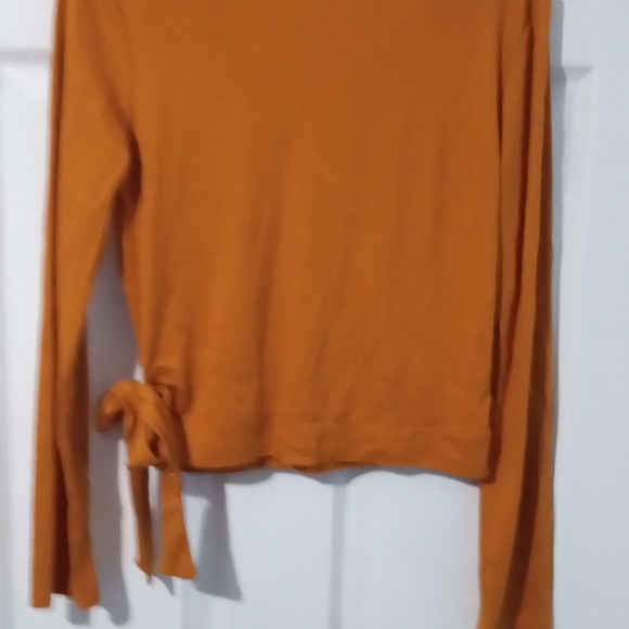 Ivoire pull to the side crop top, size small. Deep mustard color - Picture 3 of 3